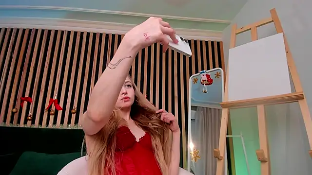 Snapshot of MiaMews chatting on 12.31.24 MiaMews online show from 12.31.24