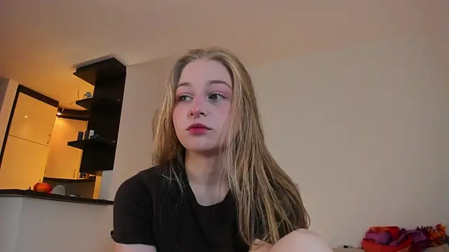 Snapshot of MiaMews chatting on 10.07.25 MiaMews online show from 10.07.25