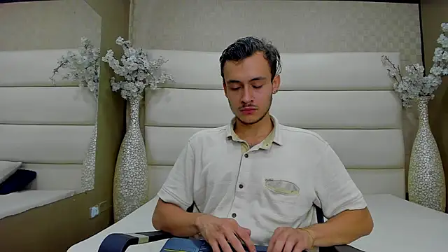 Desmon Clark online show from 02.06.25