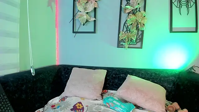 Annie karlsson   online show from 12.23.24