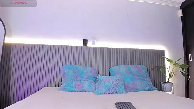 valentina lux online show from 12.22.25