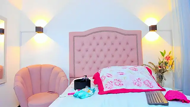 Snapshot of JulieeHabubu chatting on 10.24.25 JulieeHabubu online show from 10.24.25