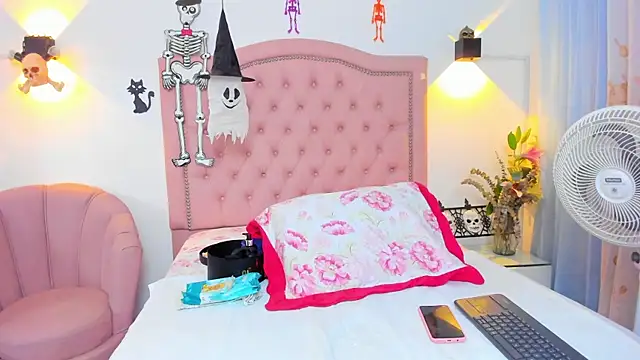 Snapshot of JulieeHabubu chatting on 10.25.25 JulieeHabubu online show from 10.25.25