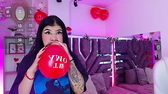 Snapshot of AliceWalker_11 chatting on 02.07.25 AliceWalker 11 online show from 02.07.25