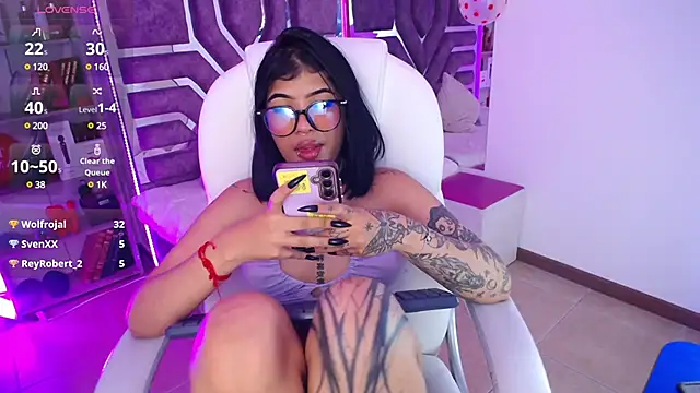 Snapshot of AliceWalker_11 chatting on 02.18.25 AliceWalker 11 online show from 02.18.25