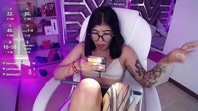 Snapshot of AliceWalker_11 chatting on 03.05.25 AliceWalker 11 online show from 03.05.25