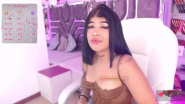 Snapshot of AliceWalker_11 chatting on 03.20.25 AliceWalker 11 online show from 03.20.25