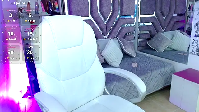 Snapshot of AliceWalker_11 chatting on 11.12.25 AliceWalker 11 online show from 11.12.25