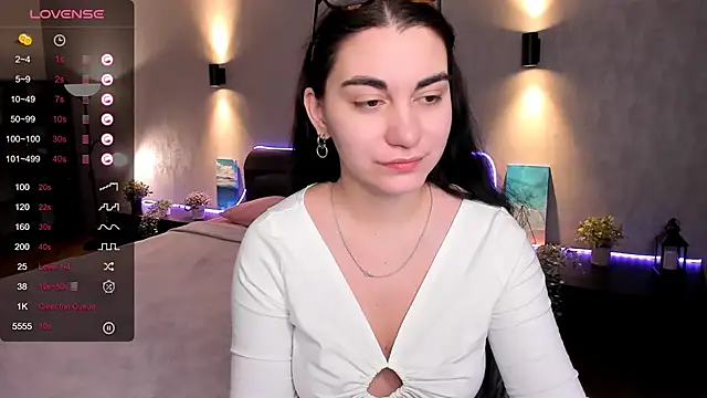 hannacheekss  online show from 02.12.25