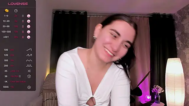 hannacheekss  online show from 02.17.25