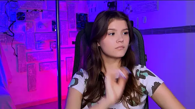 Snapshot of EvaThopson chatting on 11.22.25 EvaThopson online show from 11.22.25