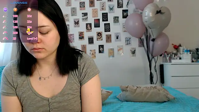 Snapshot of BettyandRich_ chatting on 10.10.25 BettyandRich online show from 10.10.25