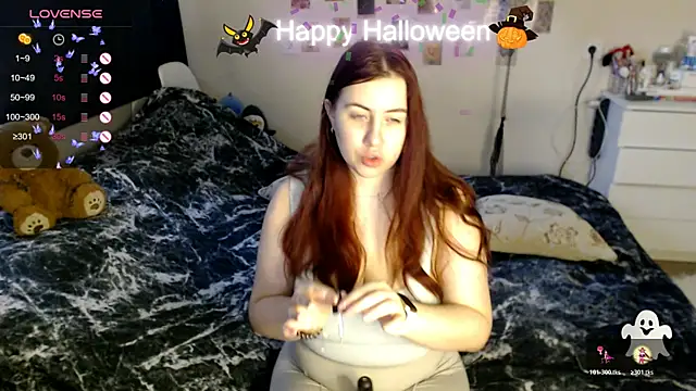 Snapshot of BettyandRich_ chatting on 10.31.25 BettyandRich online show from 10.31.25