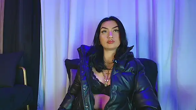 Snapshot of ArkaBella chatting on 11.19.25 ArkaBella online show from 11.19.25