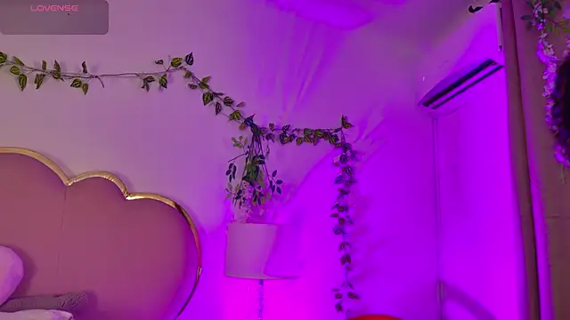 Snapshot of NahiaraReina chatting on 05.28.26 NahiaraReina online show from 05.28.26