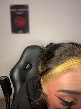 AnnikaMerliahh  online show from 10.31.25