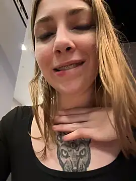 Snapshot of Sunny___Bunny chatting on 12.15.24 Sunny Bunny online show from 12.15.24