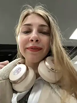 Snapshot of Sunny___Bunny chatting on 01.22.25 Sunny Bunny online show from 01.22.25