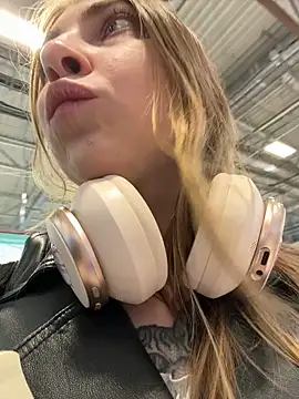 Snapshot of Sunny___Bunny chatting on 03.09.25 Sunny Bunny online show from 03.09.25