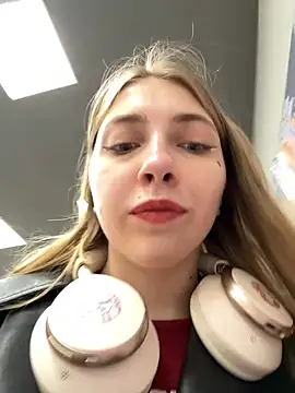 Snapshot of Sunny___Bunny chatting on 03.20.25 Sunny Bunny online show from 03.20.25