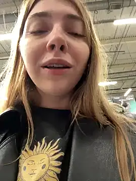 Snapshot of Sunny___Bunny chatting on 10.21.25 Sunny Bunny online show from 10.21.25