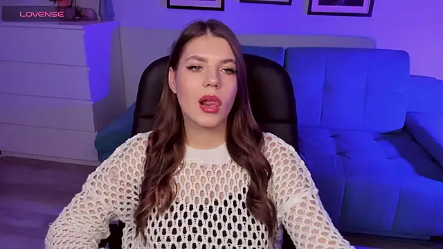 Snapshot of BellaSweetHeart chatting on 11.12.25 BellaSweetHeart online show from 11.12.25