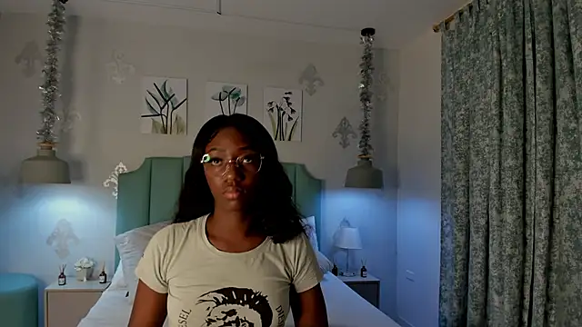 Snapshot of Khenta_Michells chatting on 02.05.25 Khenta Michells online show from 02.05.25