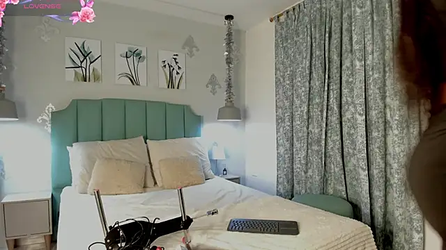 Snapshot of Khenta_Michells chatting on 02.13.25 Khenta Michells online show from 02.13.25