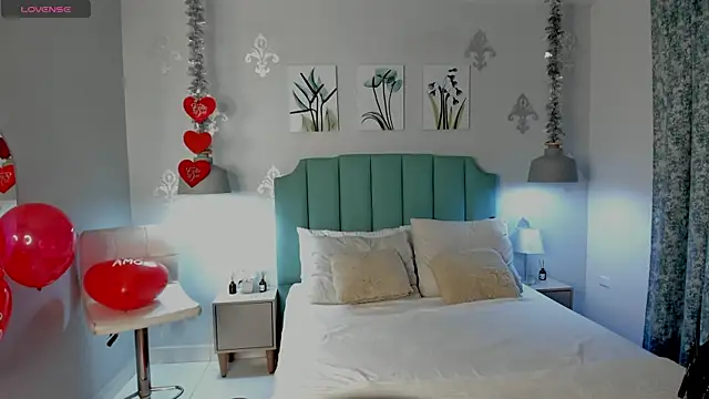 Snapshot of Khenta_Michells chatting on 02.14.25 Khenta Michells online show from 02.14.25