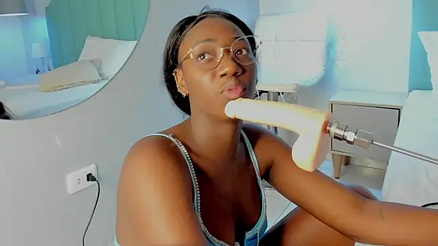 Snapshot of Khenta_Michells chatting on 02.27.25 Khenta Michells online show from 02.27.25