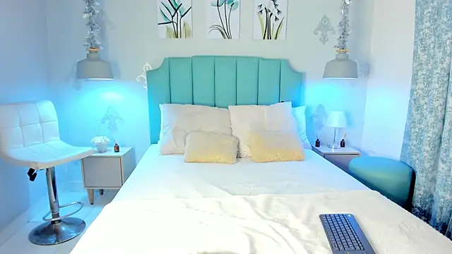 Snapshot of Khenta_Michells chatting on 03.18.25 Khenta Michells online show from 03.18.25