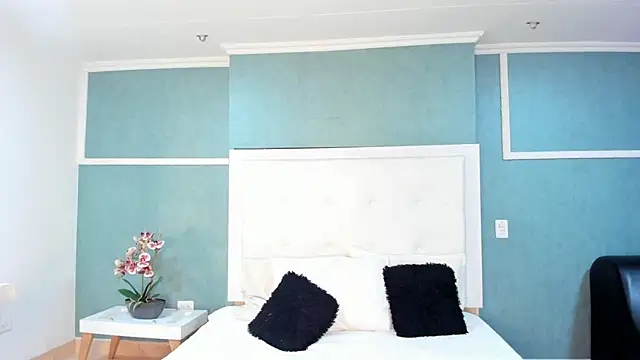 Snapshot of Khenta_Michells chatting on 09.23.25 Khenta Michells online show from 09.23.25