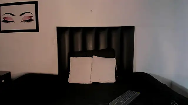 Snapshot of Khenta_Michells chatting on 11.25.25 Khenta Michells online show from 11.25.25