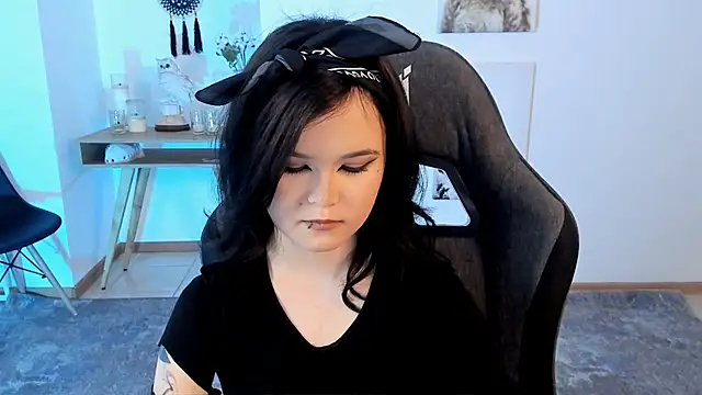 Elainebeness online show from 02.26.25