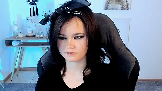 Elainebeness online show from 02.26.25