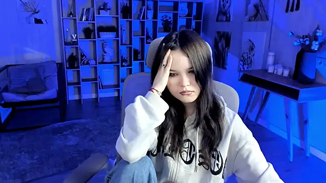 Elainebeness online show from 10.22.25