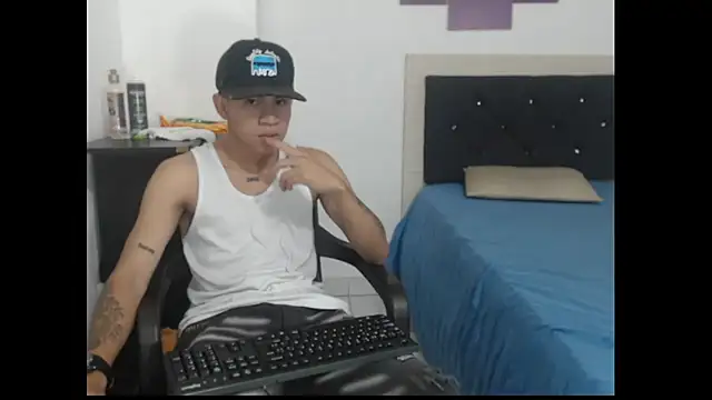 Snapshot of logannth chatting on 10.12.25 logannth online show from 10.12.25