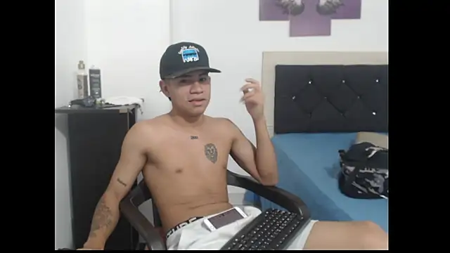 Snapshot of logannth chatting on 10.13.25 logannth online show from 10.13.25