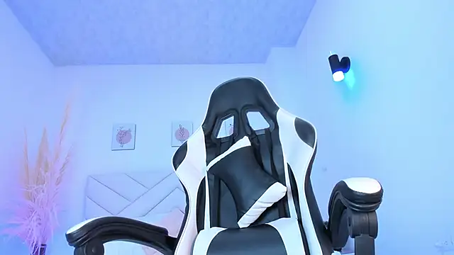 Snapshot of Brittany_cute18 chatting on 02.05.25 Brittany cute18 online show from 02.05.25