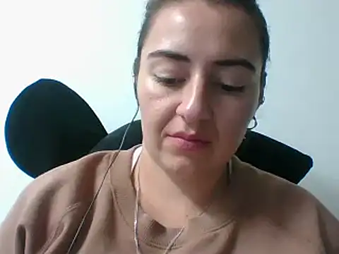 Snapshot of _karlie_kloss_ chatting on 01.17.25 karlie kloss online show from 01.17.25