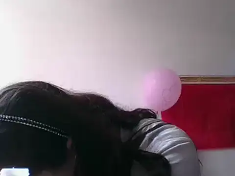 Snapshot of _karlie_kloss_ chatting on 02.18.25 karlie kloss online show from 02.18.25