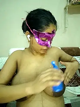 Snapshot of bigtitsqueen chatting on 10.28.25 bigtitsqueen online show from 10.28.25