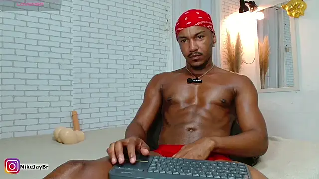 Snapshot of mikejaybra chatting on 02.08.25 mikejaybra online show from 02.08.25