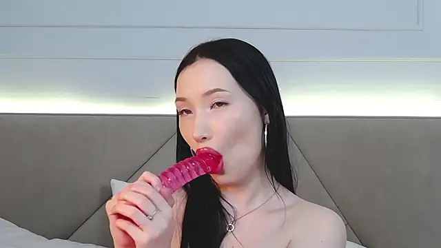 LeilaLow online show from 03.21.25