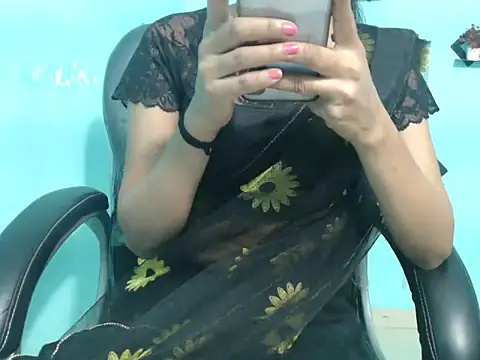 Snapshot of Yashi chatting on 03.06.25 Yashi online show from 03.06.25