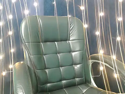 Snapshot of Yashi chatting on 10.30.25 Yashi online show from 10.30.25