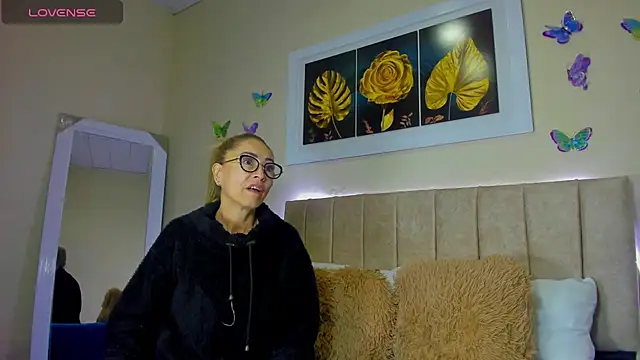 Snapshot of emagarcia chatting on 10.06.25 emagarcia online show from 10.06.25