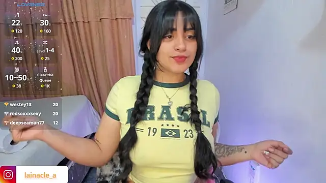 Snapshot of _laina_ chatting on 03.22.25 laina online show from 03.22.25