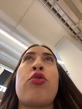 Holly Play online show from 12.25.24