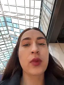 Holly Play online show from 12.31.24